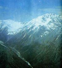 Горы Прибайкалья. Верховья долин покрыты снегом